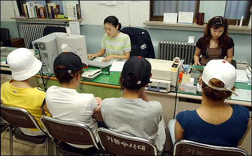 지난 7일 전남 여수시 유흥업소의 성매매 실태를 폭로한 여종업원들이 전남지방경찰청 여경수사대에서 조사를 받고있다. 